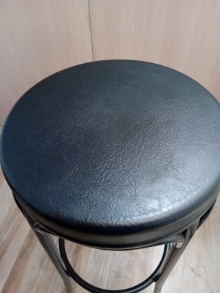 Taburete alto negro