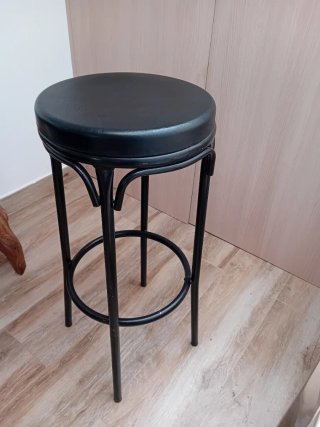 Taburete alto negro
