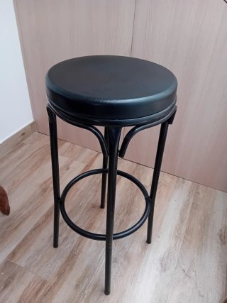 Taburete alto negro