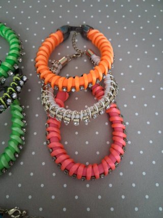 Pulseras colores neón. Precio unidad 3 €