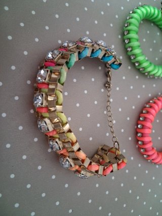 Pulseras colores neón. Precio unidad 3 €