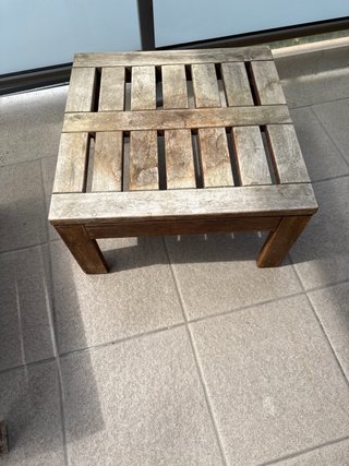 Mesa auxiliar de madera exterior