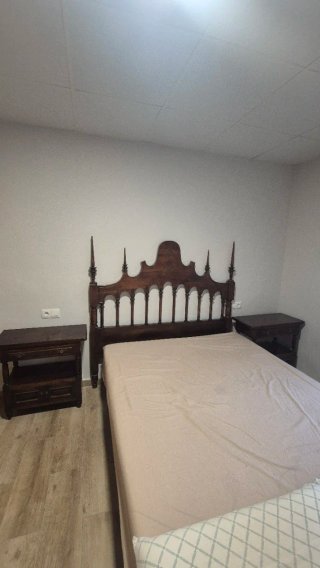 Cabezal y mesitas de madera nogal oscura