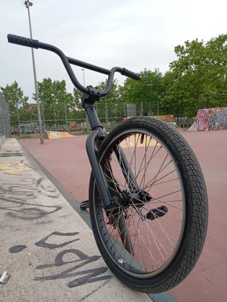 Bicicleta BMX negra