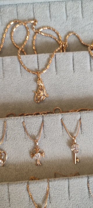 Collares chapados en oro