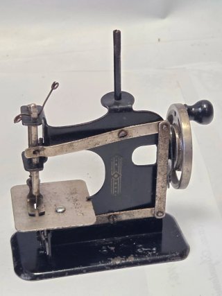Antigua miniatura  maquina de coser  casa muñecas