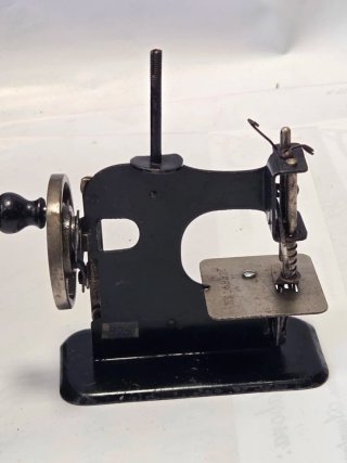 Antigua miniatura  maquina de coser  casa muñecas