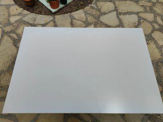 Mesa de oficina gris y blanca