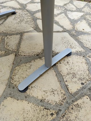 Mesa de oficina gris y blanca