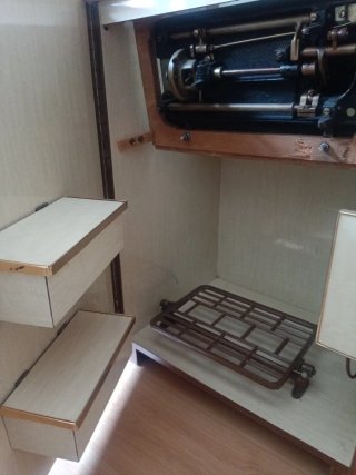 Máquina de coser Sigma con mueble