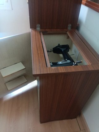 Máquina de coser Sigma con mueble