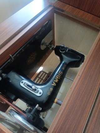Máquina de coser Sigma con mueble