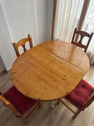 Mesa redonda madera pino y 4 sillas