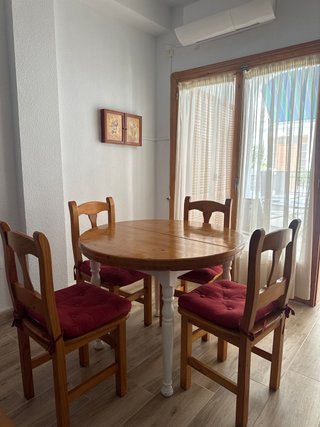 Mesa redonda madera pino y 4 sillas