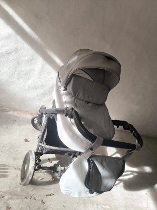 Cochecito de bebé gris