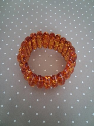 Pulseras nácar y ámbar. 4 € unidad