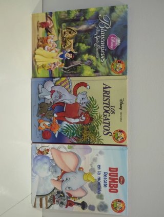 18 libros de Disney en muy buen estado.