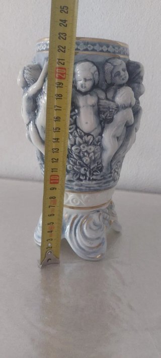 Vaso Capodimonte in porcellana con putti danzanti