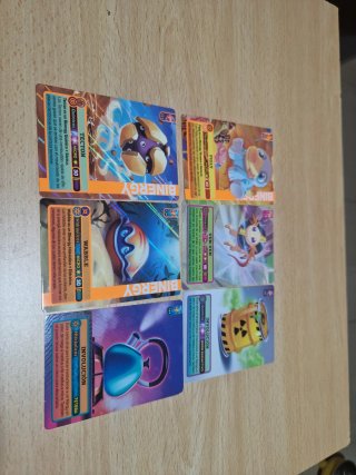 Caja metálica Pokémon + 70 cartas