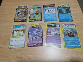 Caja metálica Pokémon + 70 cartas