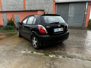 KIA Rio Distintivo B