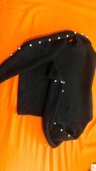 Jersey negro ajustado con perlas