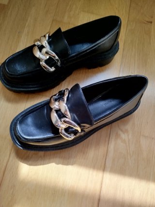 Zapatos mocasines negros mujer con cadena dorada