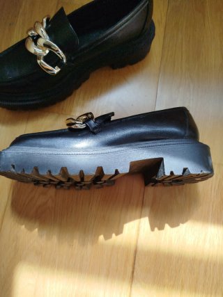 Zapatos mocasines negros mujer con cadena dorada
