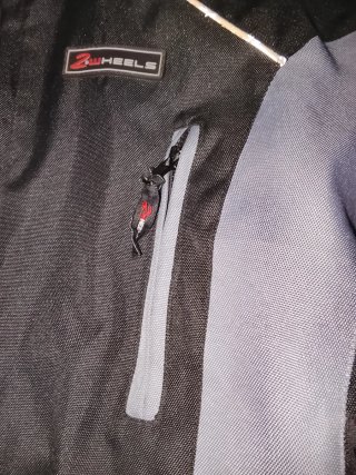 Chaqueta de moto negra y gris