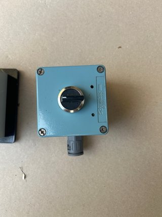 Cajas con botoneras para máquinas