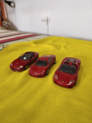 Coche de juguete Ferrari rojo