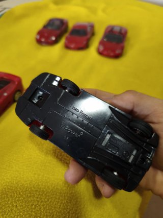 Coche de juguete Ferrari rojo