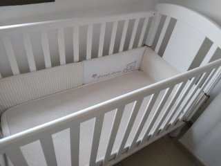 Cuna blanca con osito y estrellas