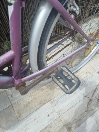 Bicicleta morada con cesta Bolero