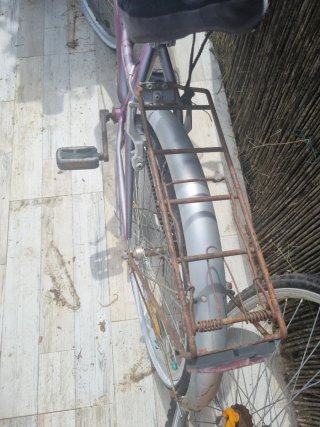 Bicicleta morada con cesta Bolero