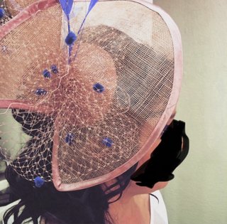 Tocado con plumas y red realizado a mano