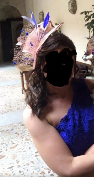Tocado con plumas y red realizado a mano
