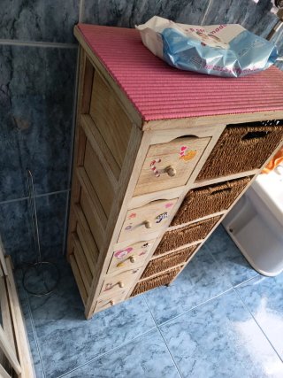 Cajonera de madera con cestas de mimbre