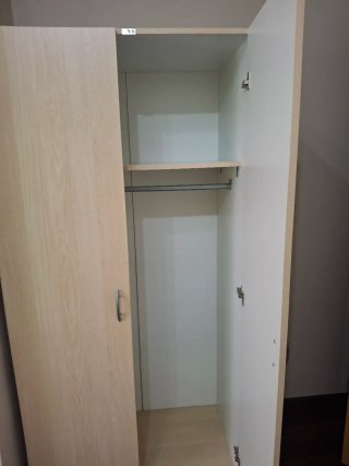 Armario de madera color beige