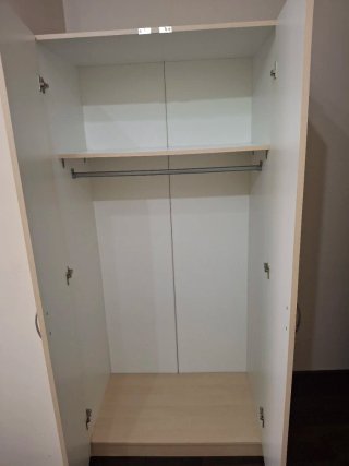 Armario de madera color beige