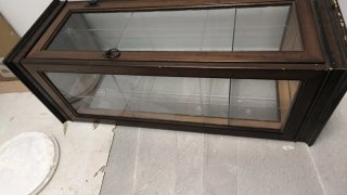 Mobiletti in legno e vetro
