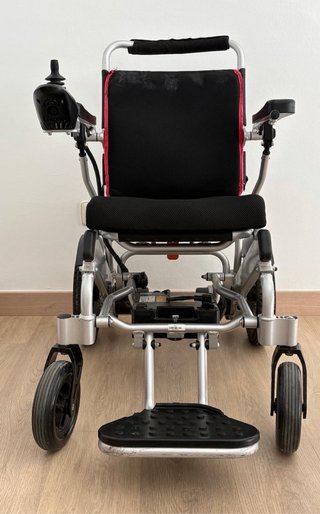 Silla de ruedas eléctrica. Plegable.