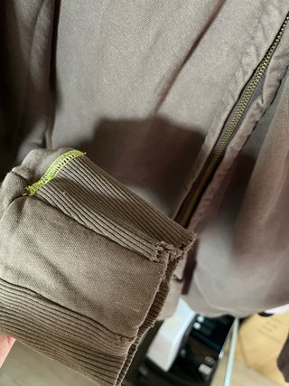Sudadera con capucha Energie marrón desgastada.