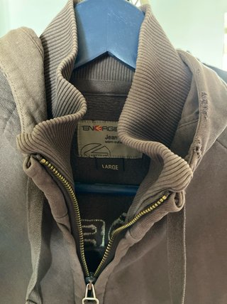 Sudadera con capucha Energie marrón desgastada.