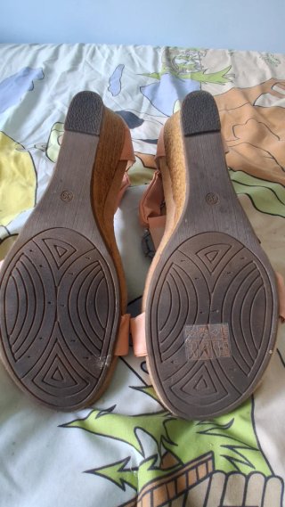 Sandalias cuña doradas y rosas