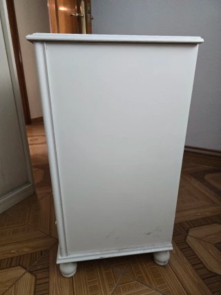 Escritorio blanco con cajones y estante