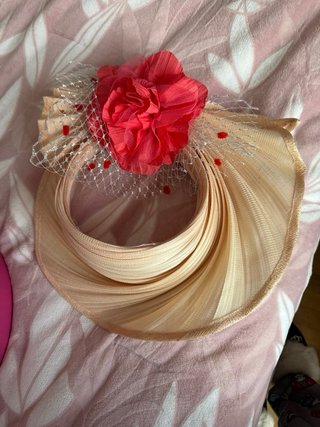 Tocado estilo pamela hecho a mano