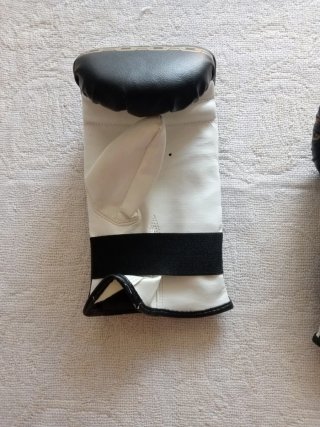 Guantes de Boxeo Negros y Blancos