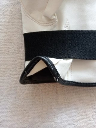 Guantes de Boxeo Negros y Blancos