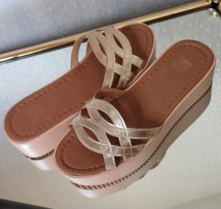 Sandalias doradas elegantes y cómodas el número 39